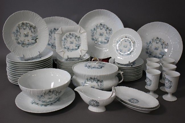 PARTIE DE SERVICE DE TABLE en porcelaine...