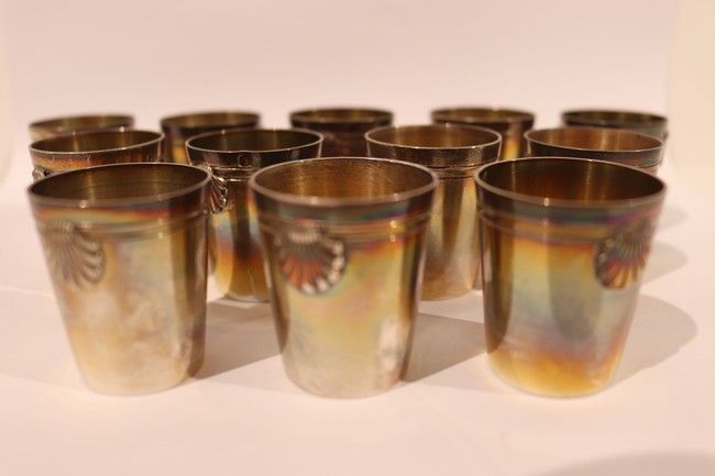 DOUZE VERRES A LIQUEUR en argent à décor...