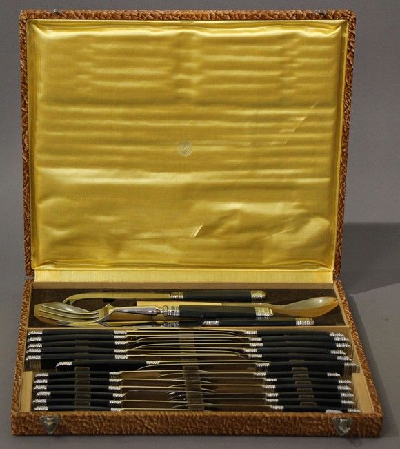 MÉNAGERE DE COUTEAUX à lame en inox, le manche...