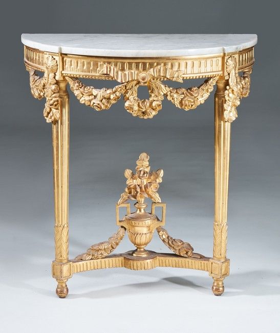 CONSOLE demi-lune en bois sculpté et doré,...