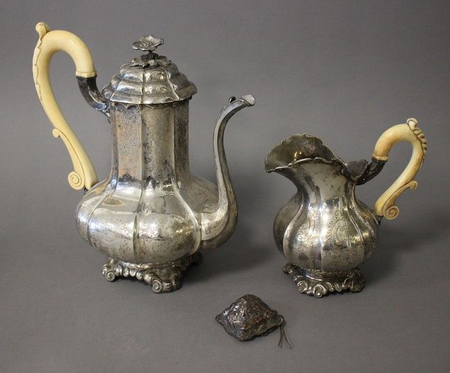 THEIERE et POT A LAIT en argent (800) à godrons...