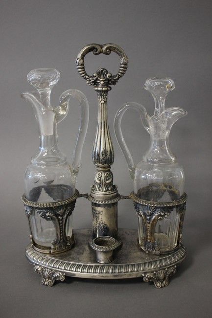 HUILIER-VINAIGRIER en argent de forme ovale...