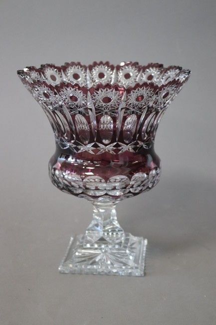 GRAND VASE type Médicis en cristal teinté...