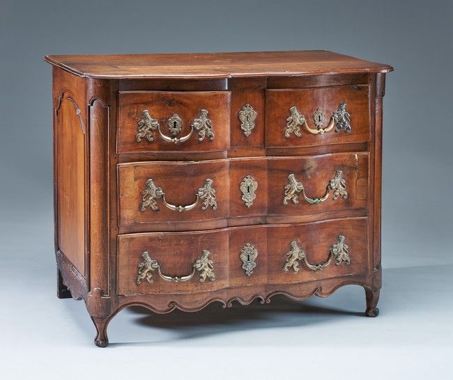 COMMODE en noyer à façade arbalète ouvrant...