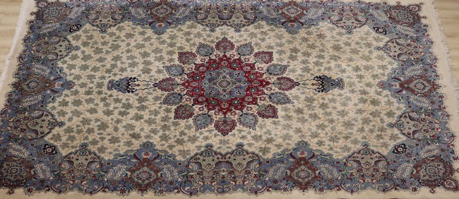 TAPIS en velours de laine polychrome à décor...