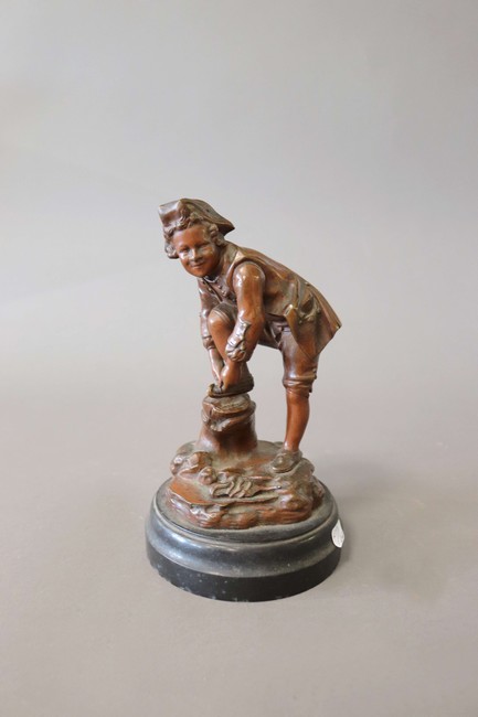 STATUETTE en bronze à patine médaille représentant...