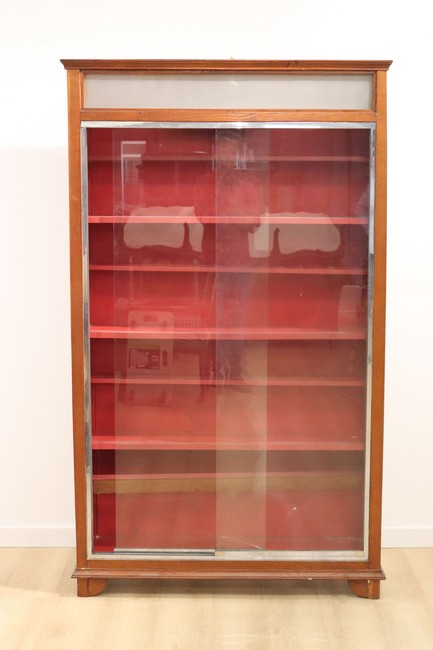 VITRINE rectangulaire en chêne ouvrant en...
