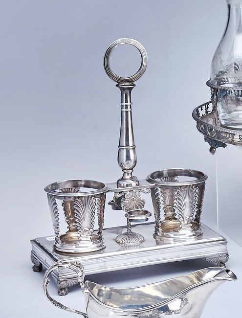 HUILIER-VINAIGRIER en argent à décor de palmettes...