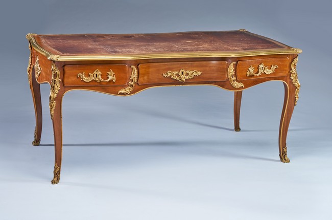 BUREAU plat en acajou et placage d'acajou...