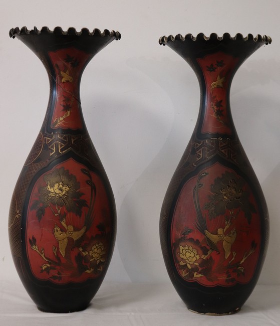 PAIRE DE GRANDS VASES à col corolle en porcelaine...