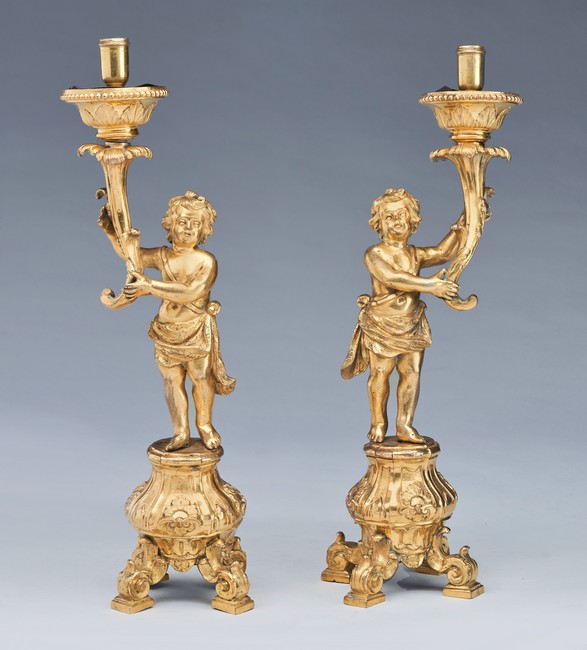 PAIRE DE FLAMBEAUX en bronze et cuivre dorés,...
