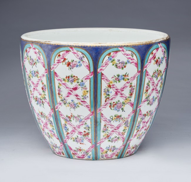 IMPORTANT CACHE-POT en porcelaine à décor...