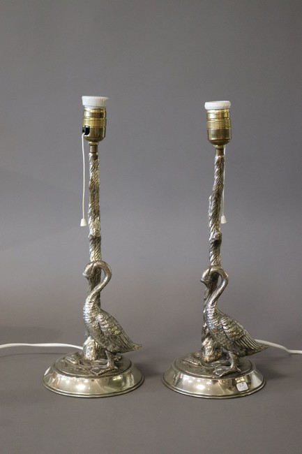 PAIRE DE LAMPES en bronze argenté à décor...