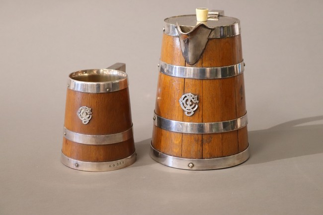 VERSEUSE et CHOPE en bois cerclé de métal...