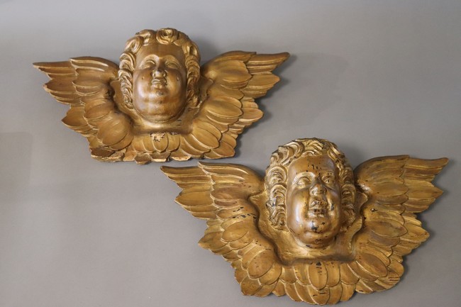 PAIRE DE MASQUES D'ANGELOTS en bois sculpté...