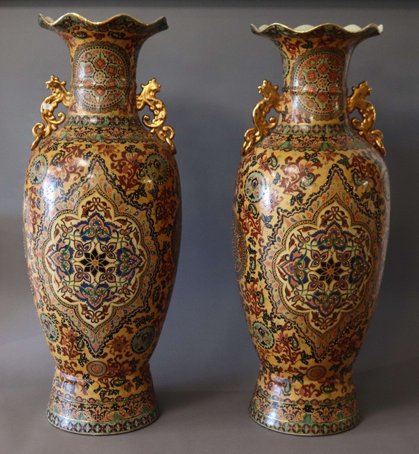 PAIRE D'IMPORTANTS VASES de forme balustre...