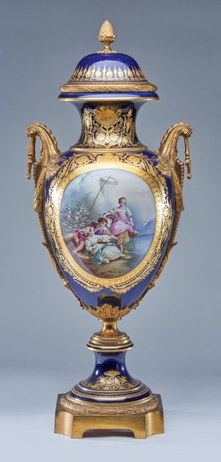 SPECTACULAIRE VASE COUVERT de forme balustre...