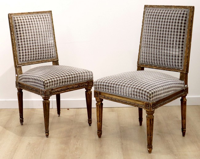 DEUX CHAISES pouvant former paire, à dossier...