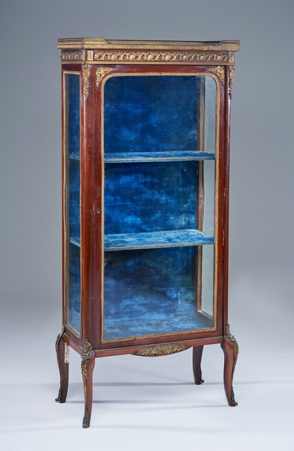 VITRINE en acajou et placage d'acajou, ouvrant...