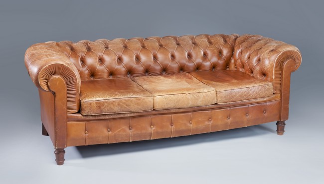 CANAPÉ CHESTERFIELD à trois places en cuir...