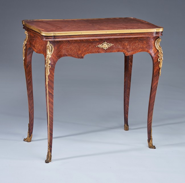 TABLE A JEU de forme chantournée en bois...