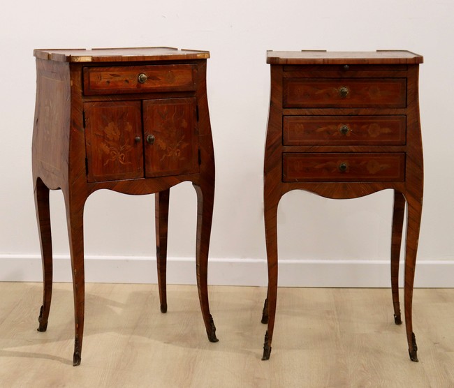 DEUX TABLES DE CHEVETS formant paire galbées...