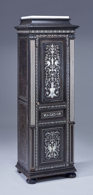 ARMOIRE ÉTROITE en placage d'ébène et bois...