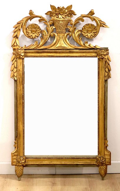 MIROIR rectangulaire dans un cadre sculpté...