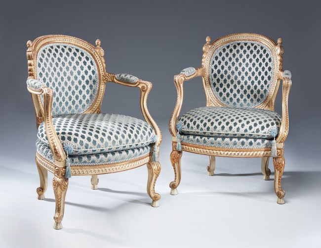 PAIRE DE FAUTEUILS à dossier médaillon cabriolet,...