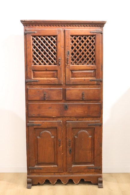 ARMOIRE EN CABINET en bois naturel mouluré,...