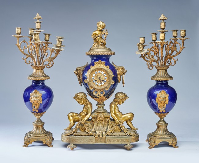 IMPORTANTE GARNITURE DE CHEMINÉE en porcelaine...