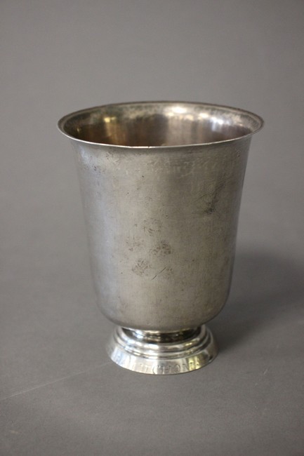 TIMBALE TULIPE sur piédouche en argent, gravé...