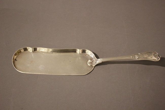 PELLE DE TABLE en argent, modèle coquille,...