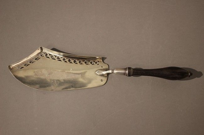 PELLE A POISSON en argent, la spatule à frise...