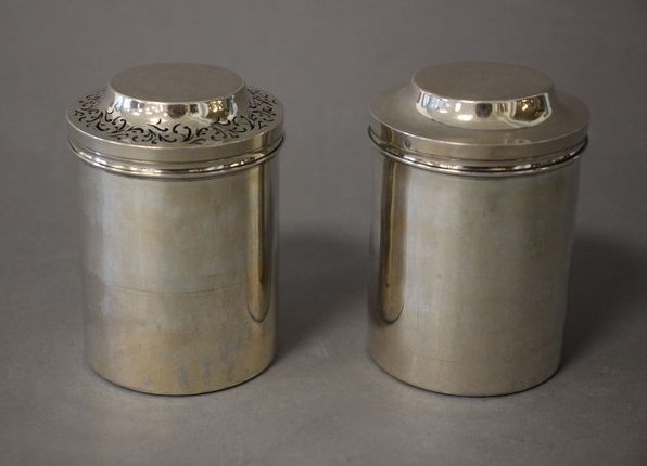 DEUX BOÎTES à ÉPONGE et à SAVON cylindriques...