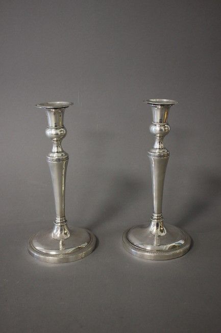 PAIRE DE FLAMBEAUX en argent, fût balustre...