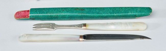 COUVERTS DE VOYAGE en argent et or, manches...