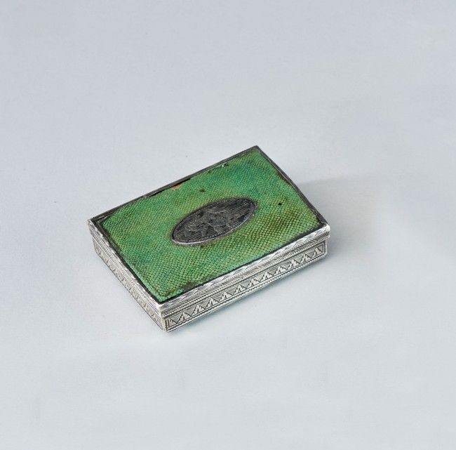 BOÎTE A MOUCHES en argent et galuchat à décor...