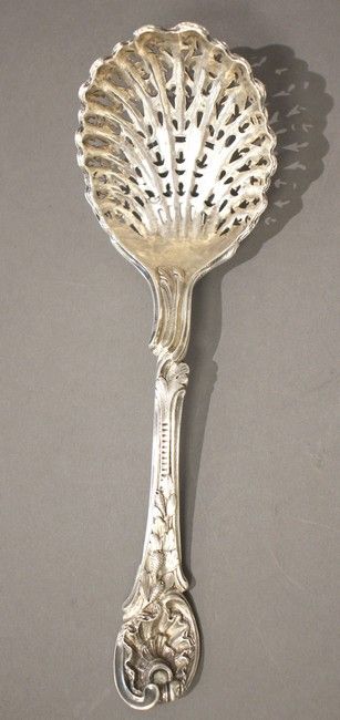 CUILLERE A SAUPOUDRER en argent, modèle rocaille...