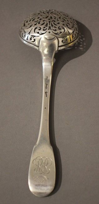 CUILLÈRE A SAUPOUDRER en argent, cuilleron...