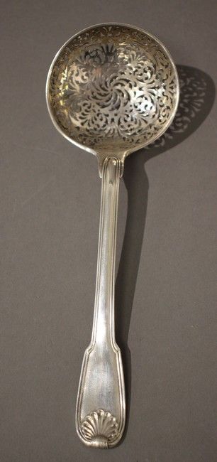 CUILLERE A SAUPOUDRER en argent, modèle à...