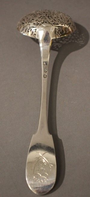 CUILLÈRE A SAUPOUDRER en argent, modèle uni,...