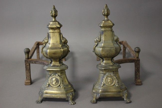 PAIRE DE CHENETS en bronze à décor de pots...