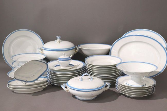 PARTIE DE SERVICE en porcelaine émaillée...