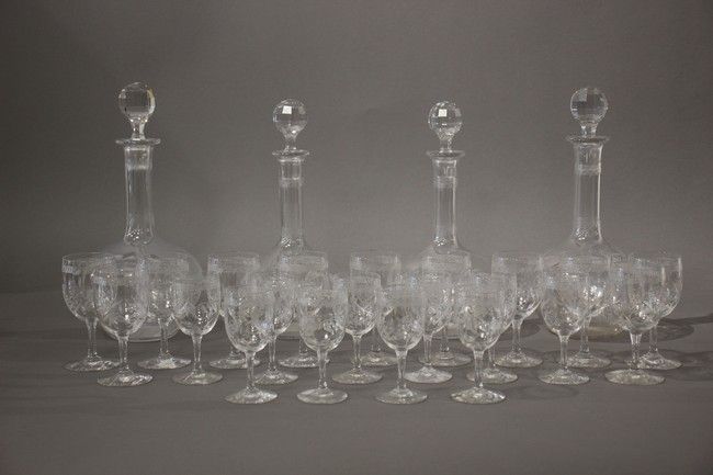 PARTIE DE SERVICE  DE VERRES en cristal comprenant...