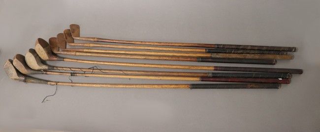 HUIT CLUBS DE GOLF manche en bois comprenant...