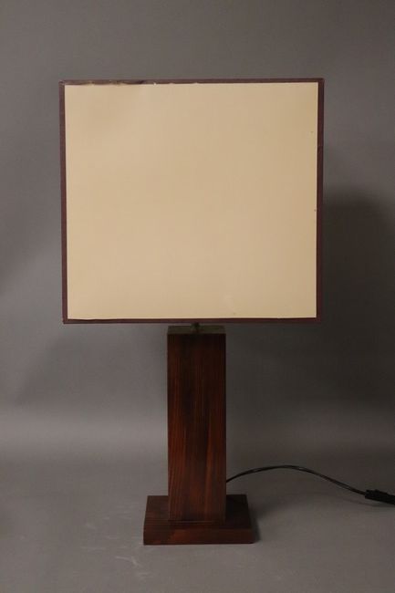 LAMPE à piètement cubique en bois teinté...