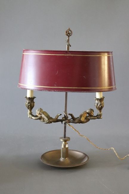 LAMPE BOUILLOTE en bronze et laiton, l'abat-jour...