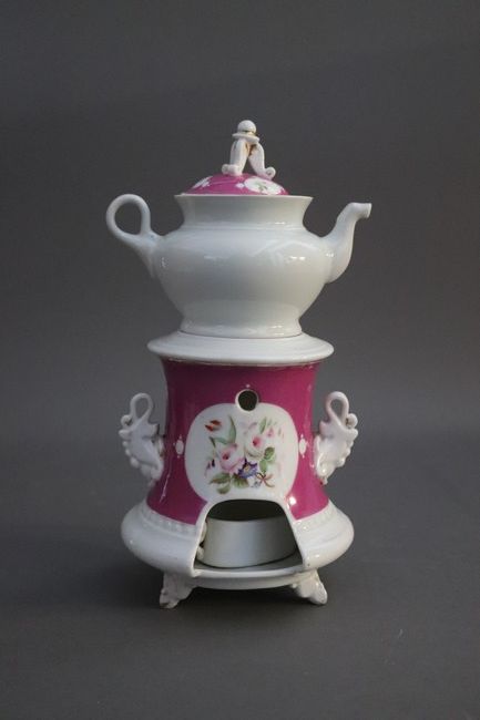 TISANIÈRE en porcelaine blanche et décor...