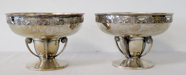 PAIRE DE COUPES sur piédouche en métal argenté...